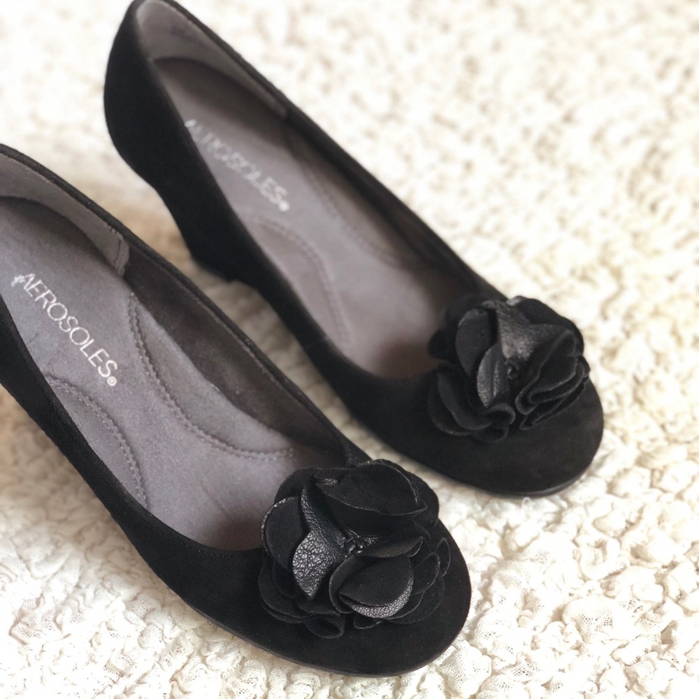 Aerosoles size 6 New with Box black suede wedges